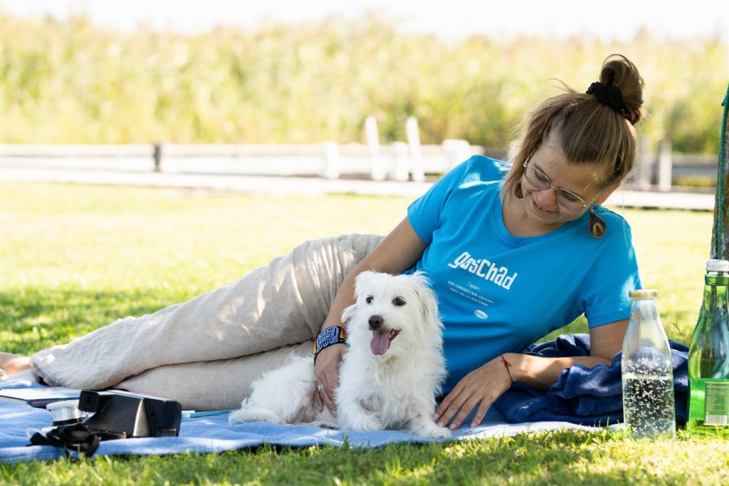 OstSeele - textile Mundart - Eine Frau liegt mit einem Hund auf der Wiese
