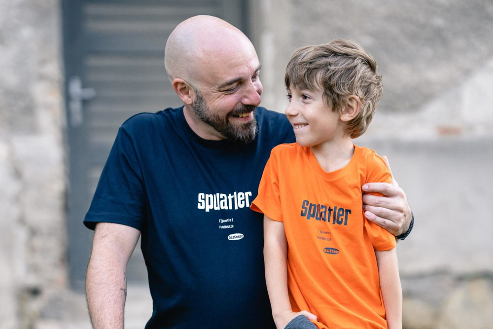 OstSeele - textile Mundart - Vater und Sohn posieren - Cropped