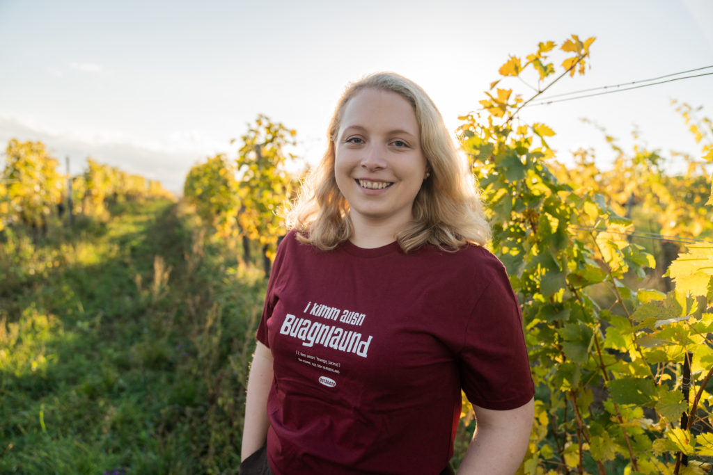 OstSeele - textile Mundart - Eine Frau lächelt auf Feldweg