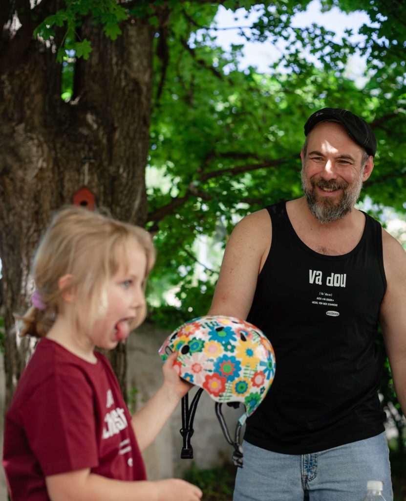 Ostseele-va-dou-Kinder-Vater-im-Garten